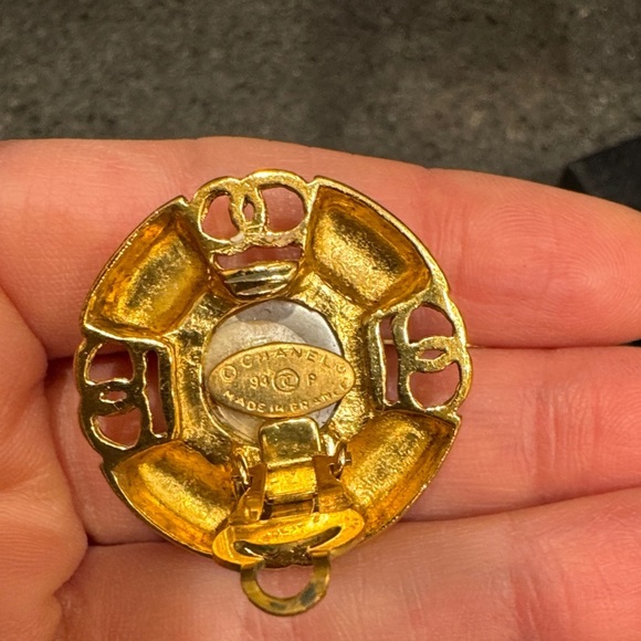 Elegant Chanel Gold-Tone Clip-on Earrings - Picture 5 of 9